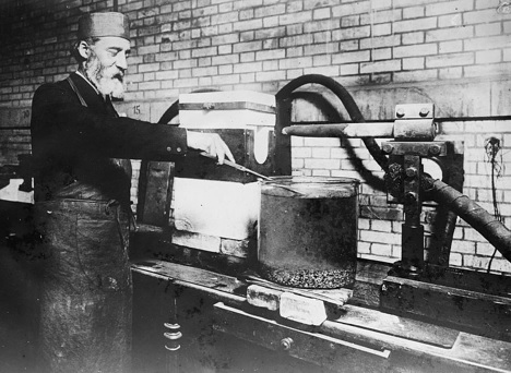 Ferdinand Fr�déric Henri Moissan attempting to synthesize diamonds
